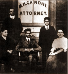 El abogado Gandhi (centro) en Sudáfrica hacia 1913